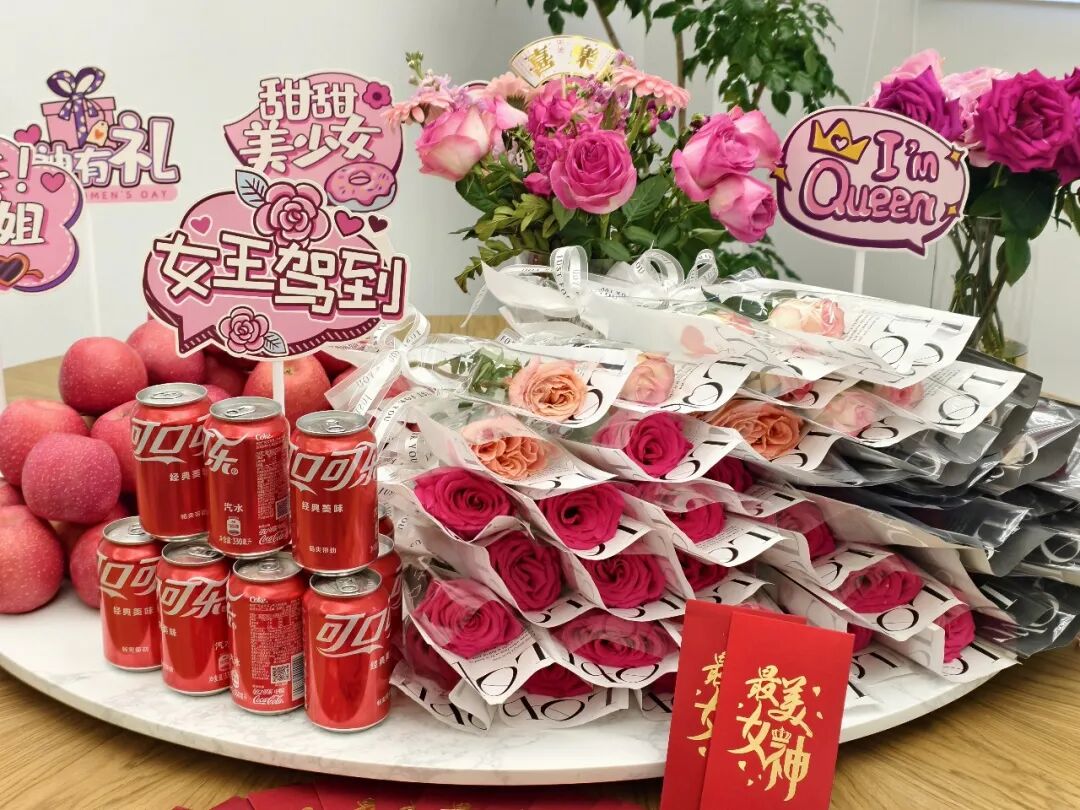 Everyone held flowers and red packets, either posing for photos in small groups or smiling confidently before the camera. Each smiling face radiated happiness and joy,