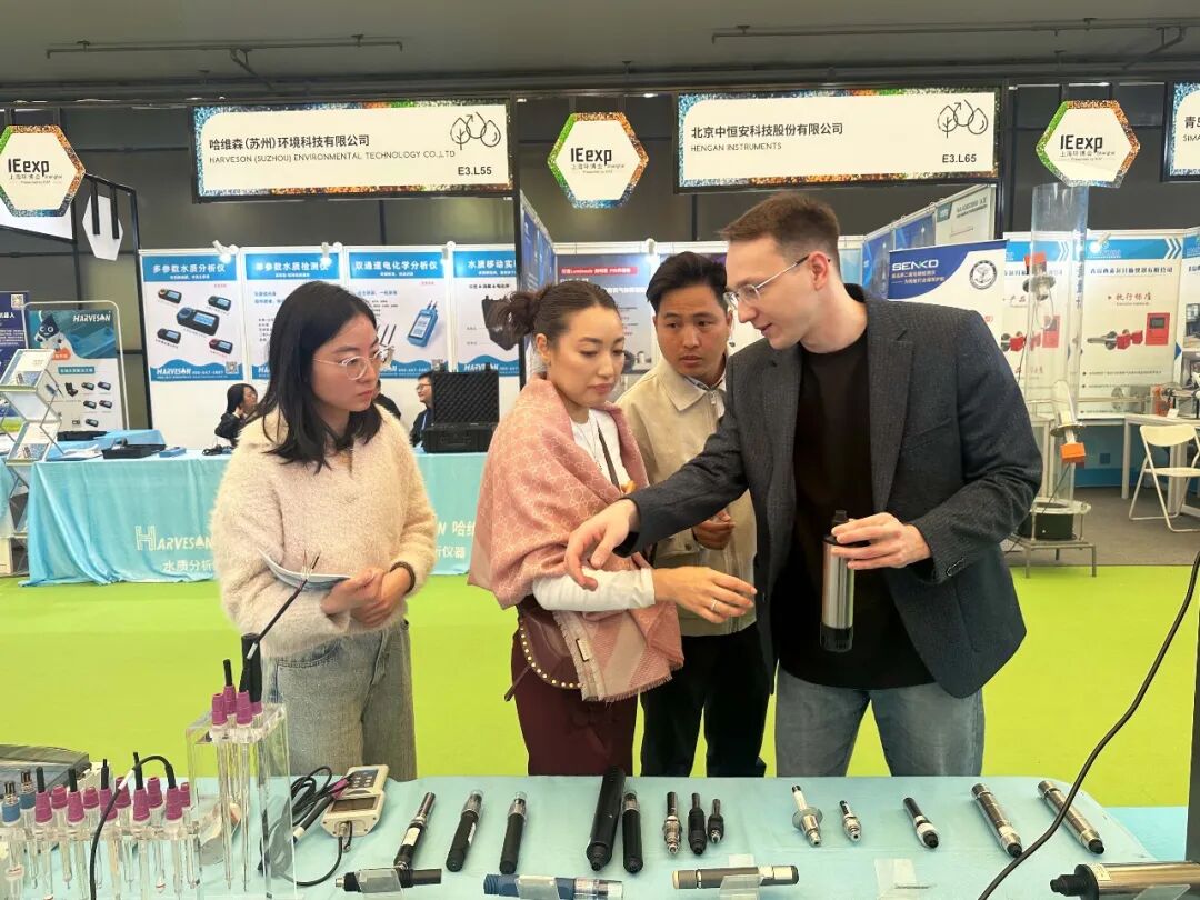 At the exhibition, Chunye Technology’s booth featured a simple yet elegant design, presenting a comprehensive product portfolio including online water quality automatic analyzers, multi-parameter online monitors, portable water quality analyzers, digital sensor series, and conventional/explosion-proof controllers.