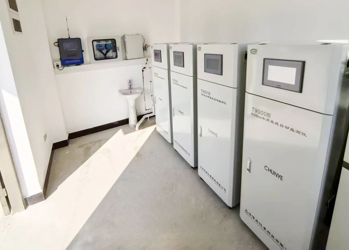 The installed equipment includes the T9000 CODcr online automatic water quality monitor, T9001 ammonia nitrogen online automatic water quality monitor
